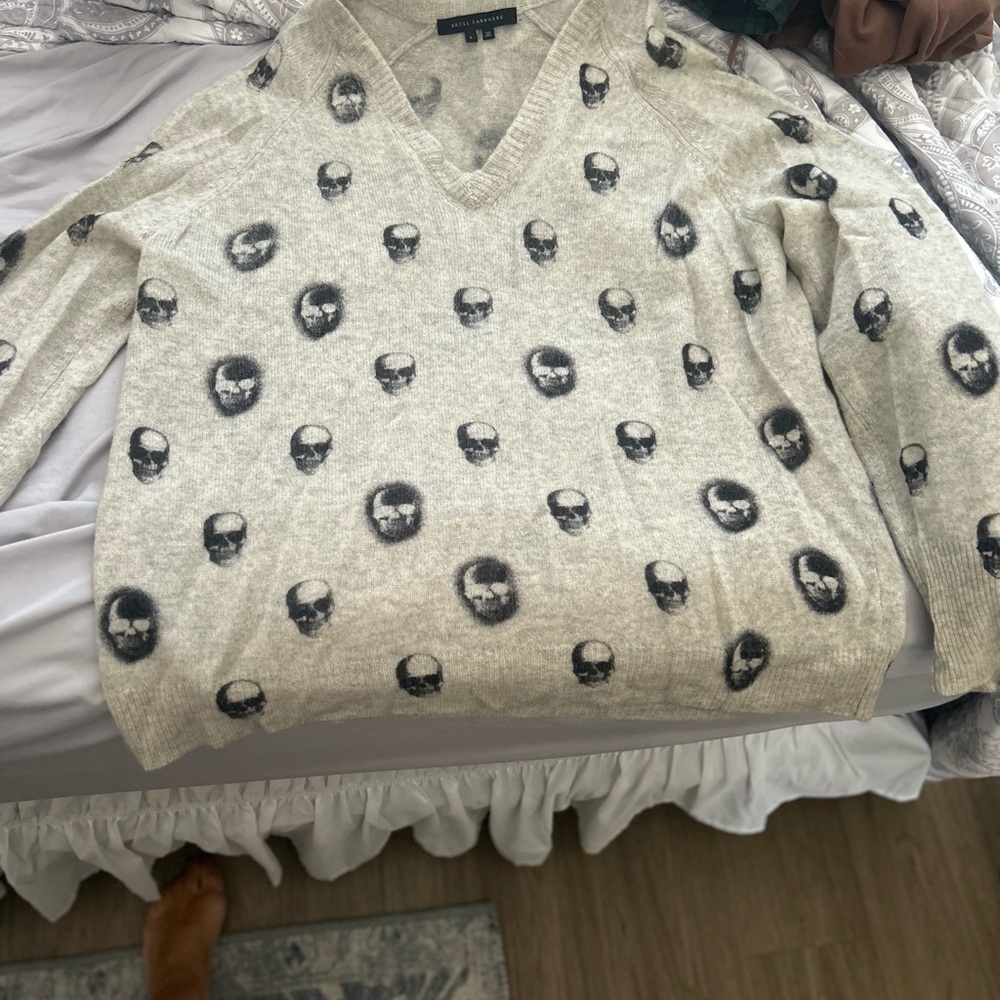 Skull Cashmere V-Neck Sweater - Cream and Black